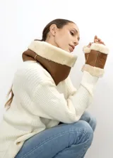 Conjunto de cuello y mitones de cuero color marrón con interior de piel sintética color crema. El cuello se ajusta con una hebilla metálica.