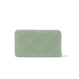 Billetera grande color verde con diseño acolchado con pespuntes en forma de rombos. Tiene cierre perimetral con tirador plateado, logo XL plateado en el frente y múltiples compartimentos internos. Confeccionada en símil cuero.