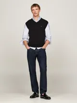 Chaleco negro de punto con cuello en V, confeccionado en algodón. Tiene logo bordado de Tommy Hilfiger en el pecho.