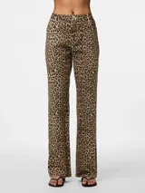 Pantalón jean de corte recto con estampado animal print, tiro alto, bolsillos delanteros y traseros, y trabillas para cinturón.