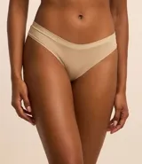 Bombacha de bikini color beige, de corte clásico y cobertura media.