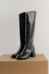 Botas de cuero negras con caña alta y taco cuadrado forrado en cuero.