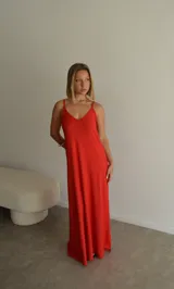 Vestido largo azul marino de viscosa, con tirantes finos y escote en V.