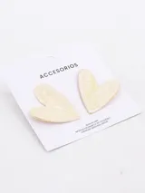 Par de aros colgantes con forma de corazón color crema con borde dorado.