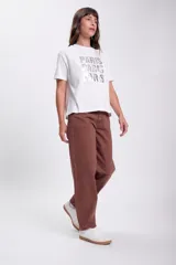 Remera blanca de algodón con la palabra 'Paris' estampada en plateado.