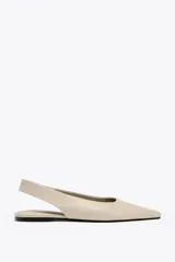 Zapato tipo bailarina destalonada color beige, con puntera fina y tira trasera elástica.