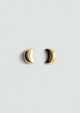 Par de aros dorados con forma de media luna.