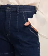 Short de jeans azul oscuro, de tiro alto y corte regular.