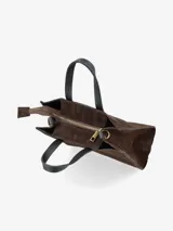 Cartera estructurada de gamuza color negro, con doble asa de mano y correa regulable y desmontable para llevar al hombro o cruzada.