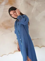 Vestido camisero de denim azul, con cuello mao, mangas 3/4 con puños elásticos y botones de nácar.