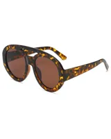 Lentes de sol con diseño oversized en print de carey y cristales oscuros.