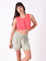Short color verde oliva, con cintura elastizada y cordón ajustable.