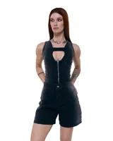 Short de denim negro deslavado con degradé suave y luces grisáceas. Tiro medio/alto, calce relajado y largo medio. Paneles con costuras curvas, bolsillos delanteros y traseros funcionales, presillas para cinto, cierre y botón metálico.