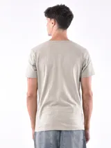 Remera celeste de corte slim con cuello henley y mangas cortas.