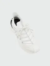 Championes urbanos Moncler modelo Trailgrip Lite 2, color blanco con detalles en gris y suela con detalles en azul.