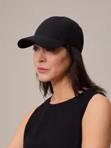 Gorro con visera color beige confeccionado en lino, con logo bordado en el lateral.