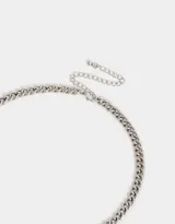 Collar corto dorado con cadena de eslabones y dijes colgantes de corazones con diferentes diseños.