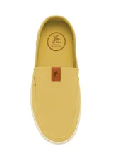 Alpargatas de lona color mostaza con suela de goma blanca. Presentan un diseño clásico con elástico en el empeine para facilitar el calce y una etiqueta de cuero con el logo de la marca Bagual.