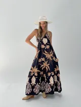 Vestido largo de algodón italiano, con estampado floral en tonos azul y marrón.