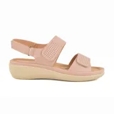 Sandalias bajas negras con plataforma color beige, tiras anchas con perforaciones y ajuste con hebilla.
