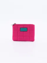 Monedero cuadrado acolchado color fucsia con cierre superior y aplique rectangular verde en el centro.