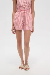 Short de algodón a rayas verticales rojas y blancas, de calce alto y holgado, con cintura elastizada y lazo ajustable.