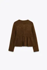 Chaqueta marrón de tejido de punto con cuello redondo, manga larga, bajo peplum y cierre frontal con botones.