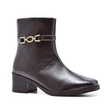 Bota corta de cuero color marrón, con taco bajo y punta cuadrada. Presenta una correa con hebilla dorada alrededor del tobillo.