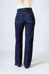 Pantalón de jean de tiro alto, corte recto y acampanado, color azul oscuro.