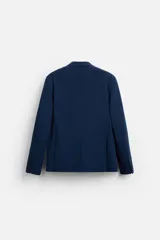 Blazer slim fit azul marino confeccionado en tejido con viscosa. Tiene cuello con solapas de muesca, manga larga con puño con botones, bolsillo de vivo en el pecho, bolsillos de solapa en la cadera, bolsillo interior y aberturas en la espalda.