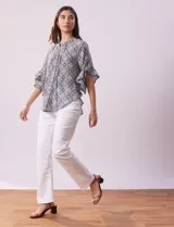 Blusa de gasa estampada marca Ruby Rd, con cuello a la base, abertura central con botones y manga amplia con volados.