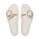 Sandalias Birkenstock Madrid Big Buckle, de goma color blanco hueso, con hebilla grande dorada.