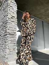 Conjunto de pantalón palazzo y blusa de manga larga con estampado de leopardo en tonos marrón y negro.