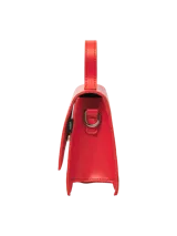Bolso bandolera rojo con solapa y correa ajustable.