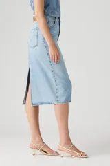 Falda de jean celeste, corte recto, tiro alto y largo midi.
