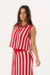 Chaleco tejido a rayas rojas y blancas con escote en V y cierre con ganchitos.