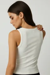 Musculosa gris de algodón, lisa, al cuerpo y con cuello redondo.
