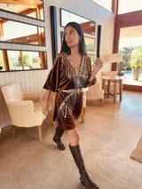 Vestido corto gris de terciopelo con escote en V y flecos de lentejuelas plateadas.