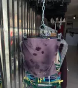 Top de bikini gris con estampado de flores negras y diseño fruncido.