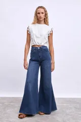 Pantalón de jean azul oscuro, modelo wide leg (pierna ancha) con tiro alto y cierre frontal de botones.