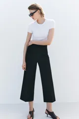 Pantalón culotte negro de tiro alto y pierna ancha.
