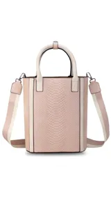 Matera color beige con estampado símil piel de serpiente, con detalles en cuero marrón y correa larga desmontable.