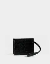 Billetera negra de cuerina con textura efecto croco y correa lateral.