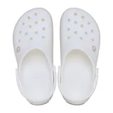 Zuecos Crocs Crocband™ color blanco hueso con una franja verde en la suela.