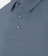Camisa polo negra de manga corta, confeccionada en poliamida y elastano, con cuello inglés abotonado y tecnología Performance que proporciona mayor comodidad térmica, elasticidad y secado rápido.