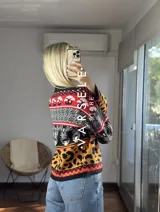Cárdigan de punto con estampado de cebra y manchas de leopardo en tonos marrón, amarillo y rosa.