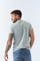 Remera de hombre color borgoña con logo circular de la marca Brookfield estampado en el frente.