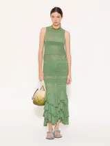 Pollera larga de tejido de punto con hilo metálico, corte al cuerpo y largo hasta los tobillos.