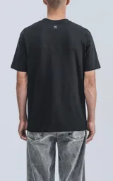Remera negra de manga corta, cuello redondo y calce regular con recorte en la espalda.