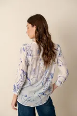 Camisa de dama estampada con lunares grandes color azul marino sobre fondo blanco.